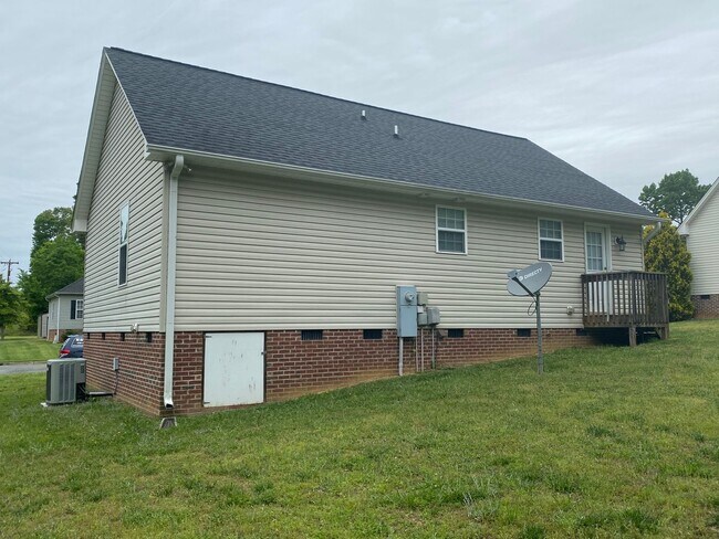 Building Photo - Beautiful three bedroom two bathroom house...