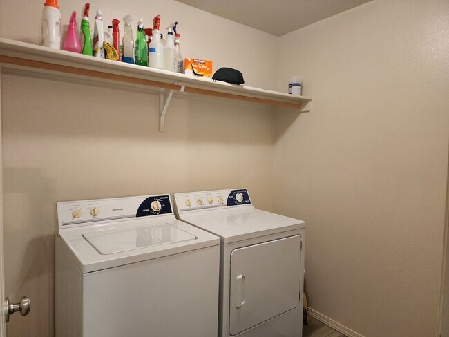 Building Photo - Beautiful 3 bedroom, 2.5 bathroom home with loft  in West Boise. Great floor plan that has everyt...