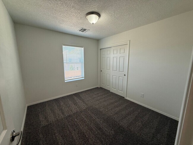 Building Photo - North Valley Townhouse