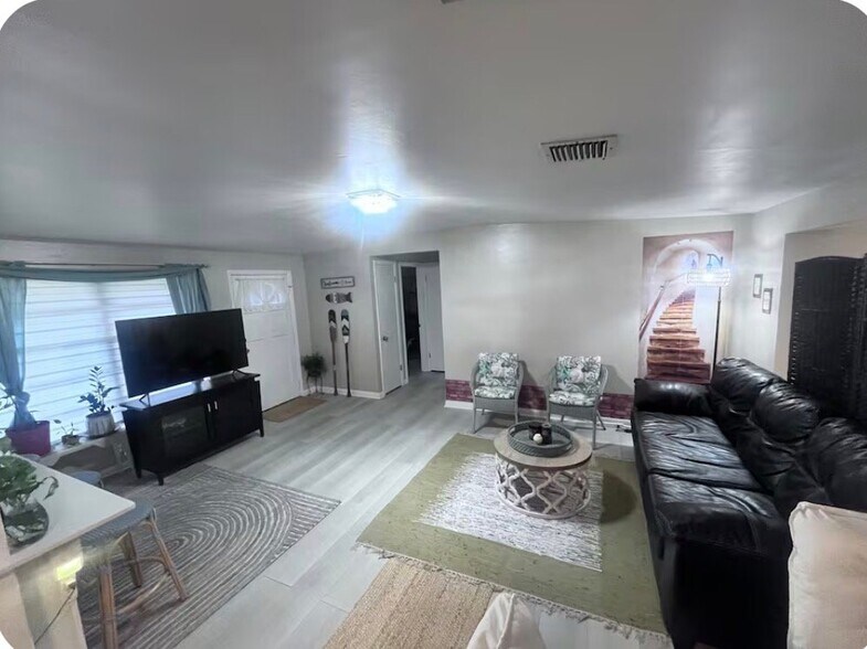 Building Photo - 310 15th Ave SW