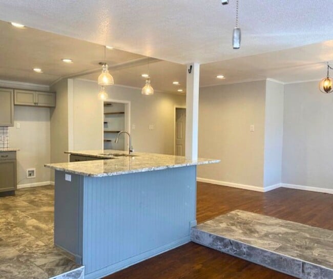 Building Photo - 3601 E Brookview Dr