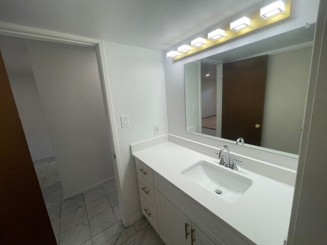 Building Photo - 425 S 900 E