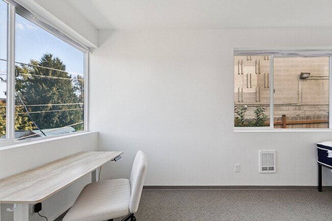 Building Photo - Pre-leasing for Jan/Sep 2026!