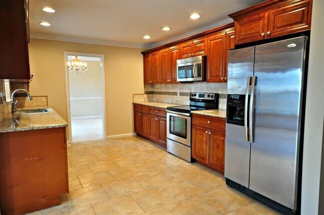 Building Photo - 4060 Summit Dr