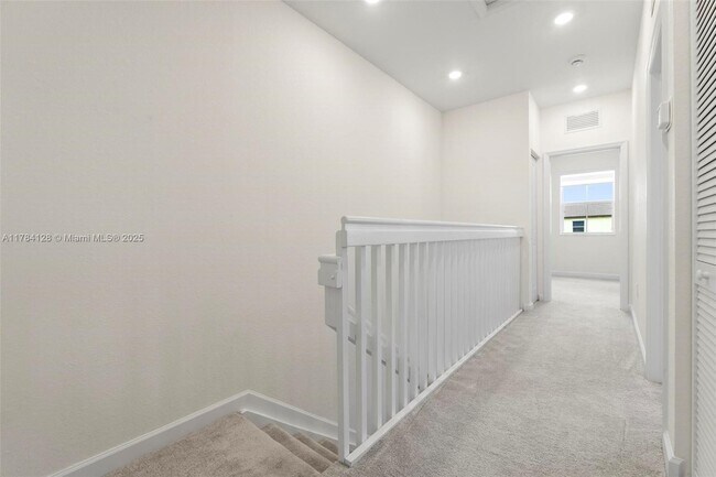Building Photo - $2550 2634 SE 29 St