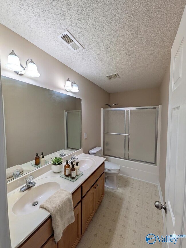 Building Photo - 102 Kilburn Cir