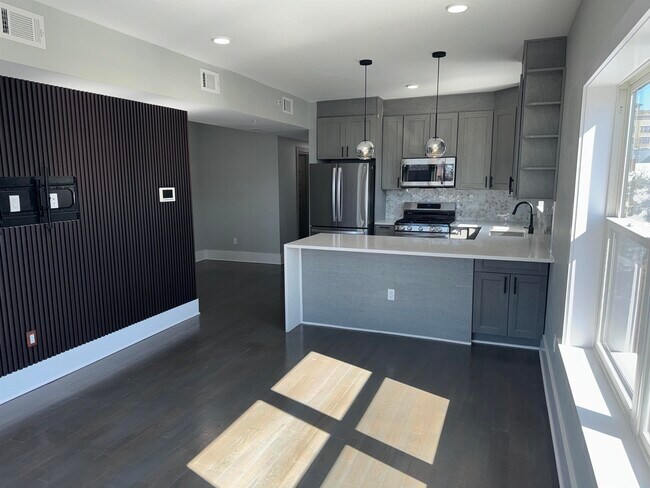 Building Photo - 76 Corbin Ave