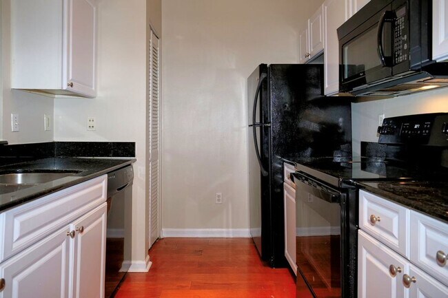 Building Photo - Capri at Hunters Creek - 2 WEEKS RENT FREE...