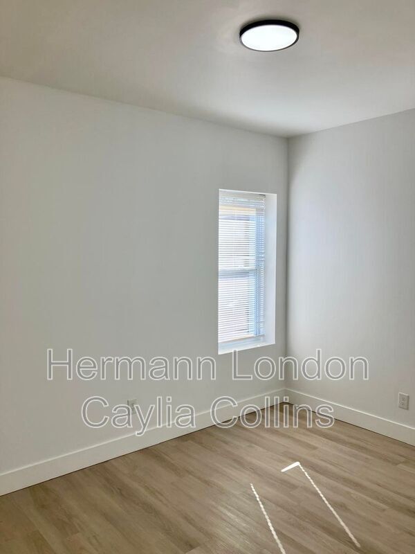 Building Photo - 5832-5834-5834 Etzel Ave