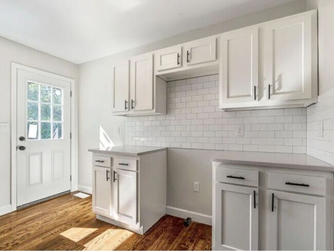 Building Photo - Cape Cod Style 3 Bedroom Home - Newly Remodeled All Throughout!