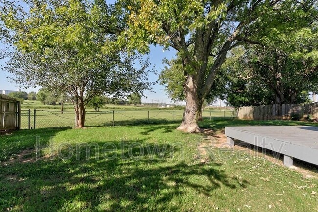 Building Photo - 606 Oak Creek Dr