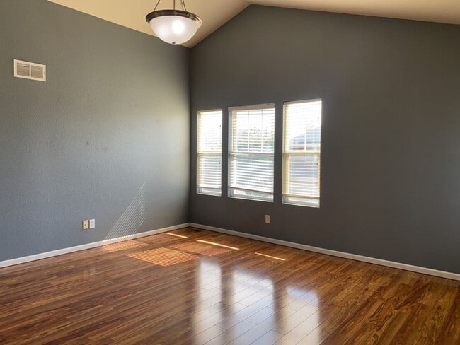 Building Photo - Beautiful 2-Story home near Ft Collins Country Club with easy access to I-25.