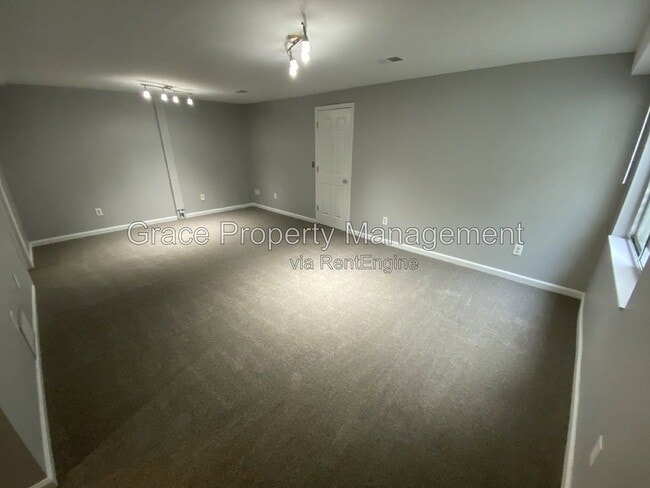 Building Photo - 930 Button Rock Dr