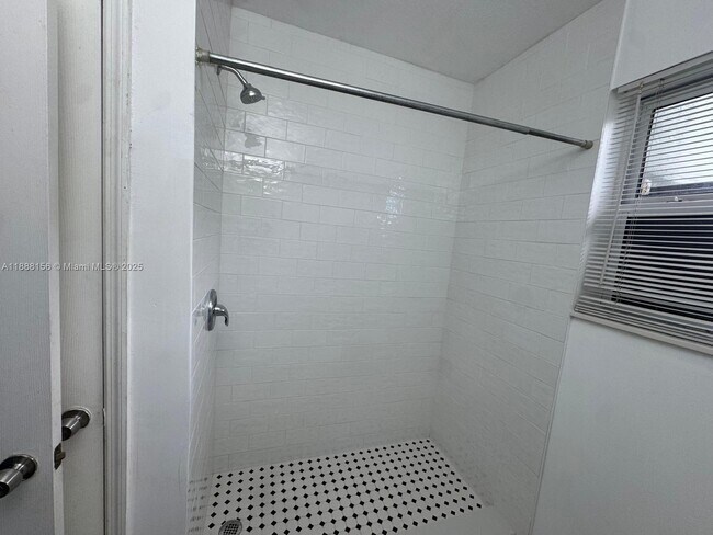 Building Photo - 630 NE 15th Ct