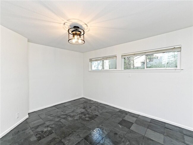 Building Photo - 6911 Thorncliffe Dr