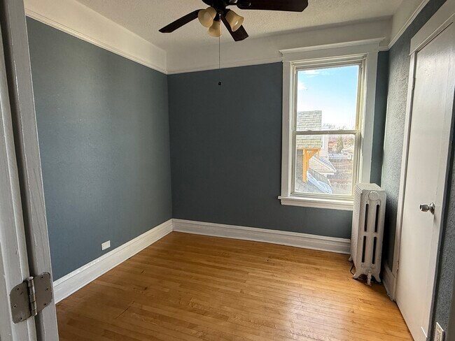 Building Photo - 4112 W Wellington Ave