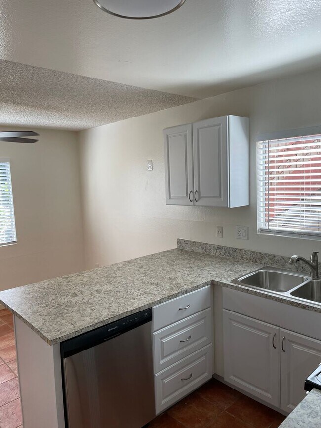 Building Photo - Bright and Charming 3 Bedroom 2 Bath Condo with Patio and A/C!