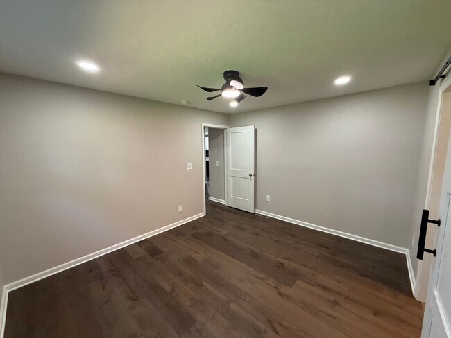 Building Photo - Westwood KS Renovated 3 Bed/2.5 Bath MainLevel Home with Attached Garage and Utilities w/Fee, Own...