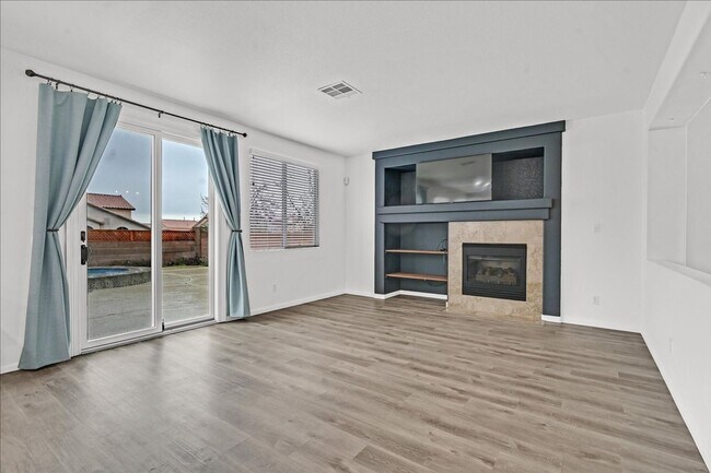 Building Photo - Desirable 4 Bedroom Home with Pool near Summerlin!