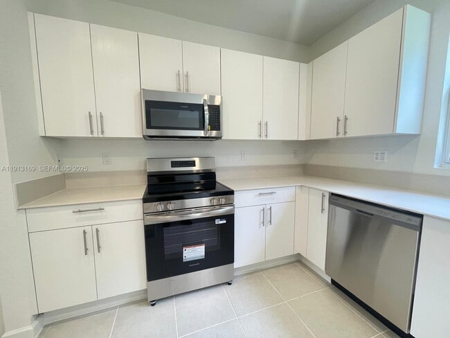 Building Photo - 1076 SE 2nd St