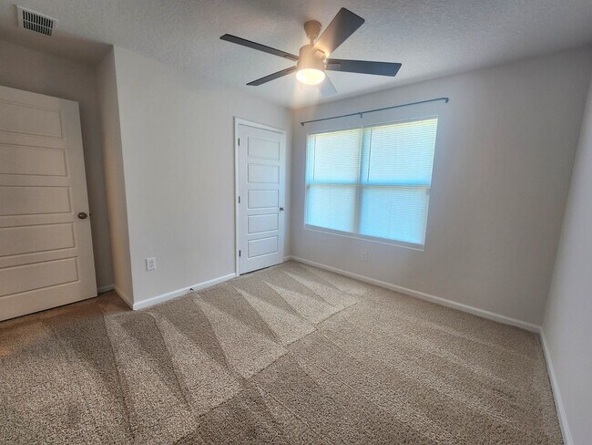 Building Photo - Perfectly Located, Pet Friendly, 4/2 Home ...
