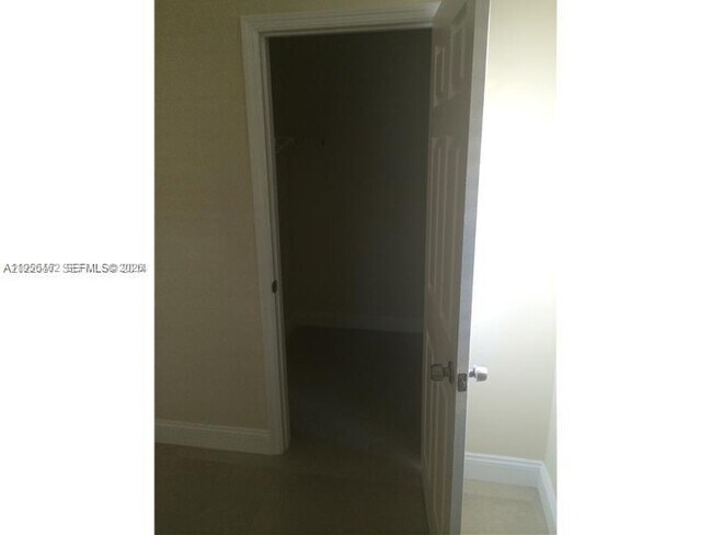 Building Photo - 650 S Park Rd