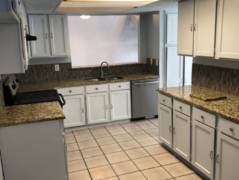 Building Photo - 2207 Heritage Cir