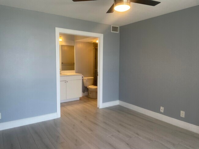 Building Photo - 714 Executive Center Dr