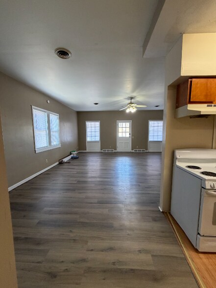 Building Photo - 423 W Walnut St