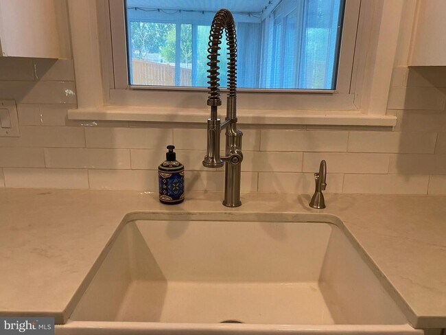 Building Photo - Show stopper