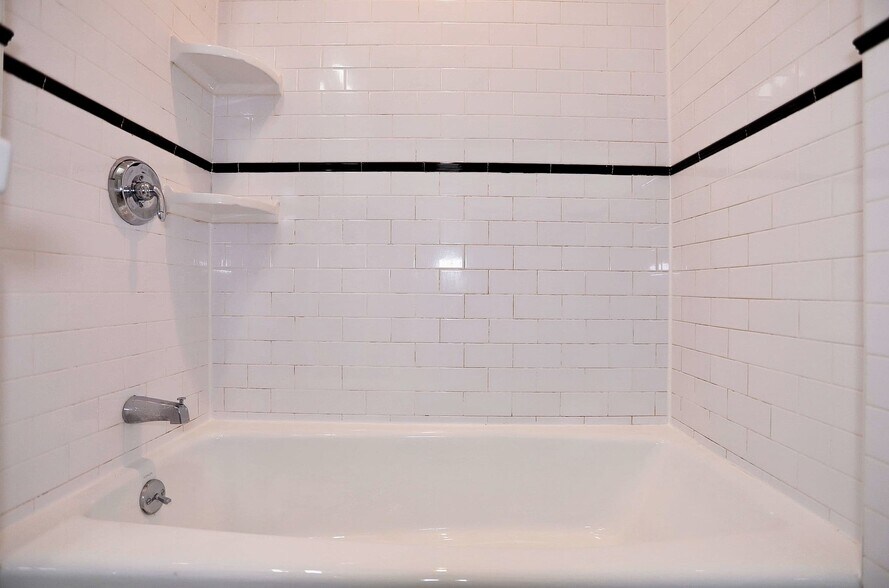 Bathtub - 603 Bloomfield St