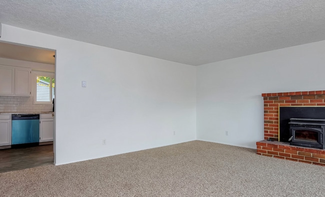 Building Photo - Lake Shore 3 Bedroom- Single Level!