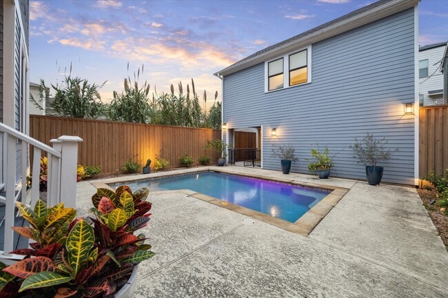 Building Photo - 1030 Waverly St