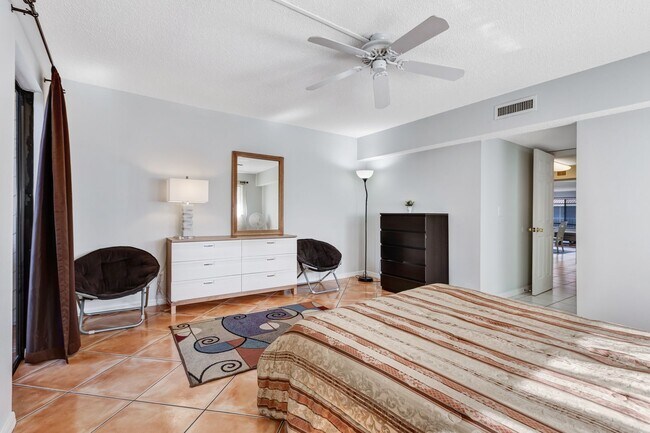 Building Photo - ** PALM RIVER ** 2 BED / 2 BATH - CONDO - NORTH NAPLES - TURNKEY - ANNUAL OR SHORT TERM RENTAL