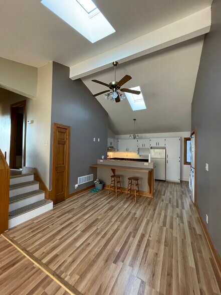 Building Photo - 2030 N Cambridge Ave