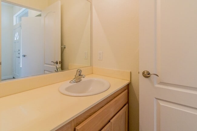 Building Photo - Beautiful 2 Bed, 2.5 Bath Two-Story Townhome in Belsera