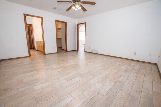 Building Photo - Large Home in Quiet Area, 3 Bedroom, 2 Bat...