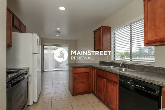 Building Photo - 3 Bedroom Pet-Friendly Home in TUCSON, AZ with Main Street Renewal
