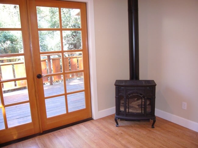 Building Photo - Private One + Bedroom Hilltop Home, Washer/Dryer & Storage
