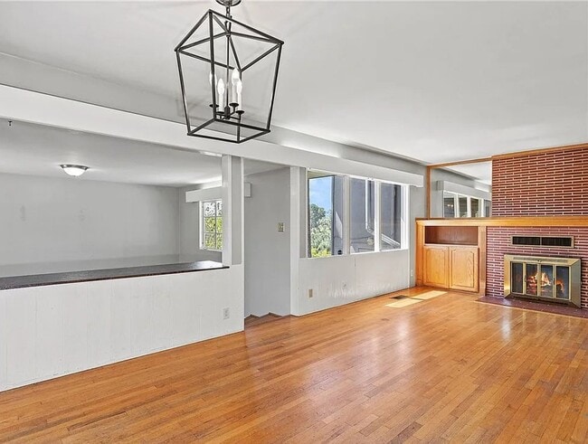 Building Photo - Gorgeous 3 bd 2 ba + Den Single Family hom...