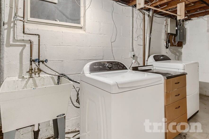 Building Photo - 6921 Russell Ave S