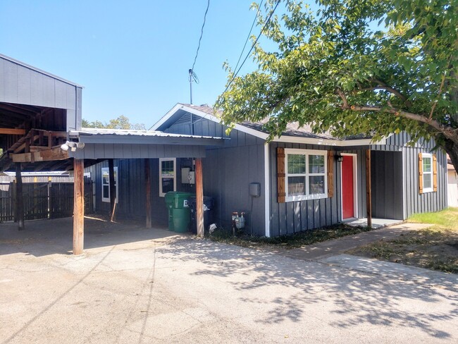 Building Photo - 3 bedroom 1 bath house in central Denton.