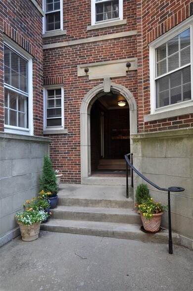 Building Photo - 77 Martin St