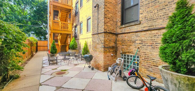 Building Photo - 832 Seward St