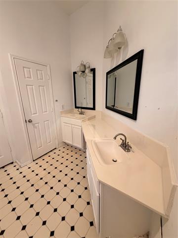 Building Photo - 2101 Meredith Ln