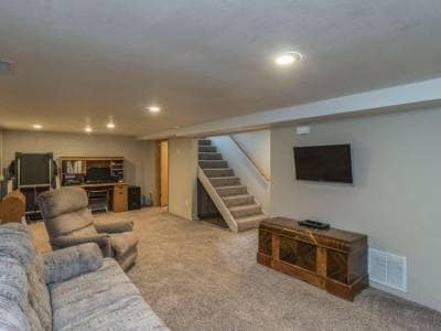 Building Photo - 617 Barr Dr