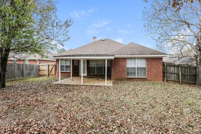 Building Photo - Beautifully updated 3 Bedroom Home