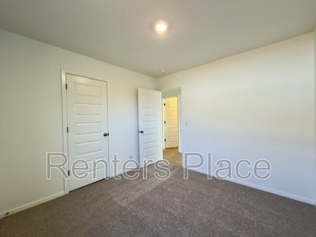 Building Photo - 1111 Raven Dr