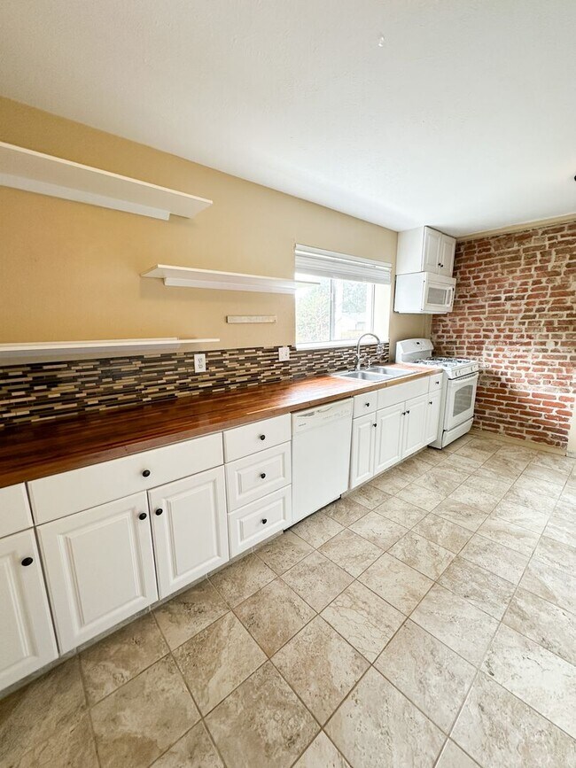 Building Photo - Adorable Sloan's Half Duplex