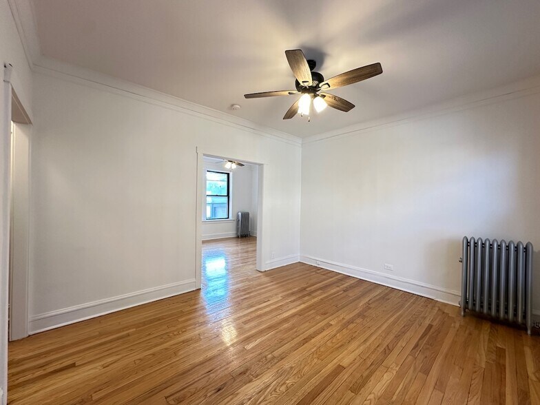 Building Photo - 2311 W Wilson Ave